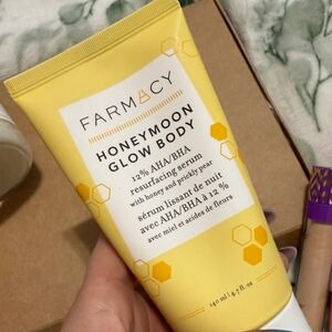 Farmacy Honeymoon Glow Body Resurfacing Serum - Yellow